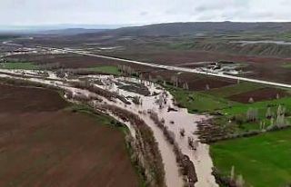 Sular altında kalan tarım arazileri dron ile görüntülendi