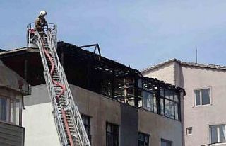 Sultanbeyli’de alevler binaları sardı: İki evin...