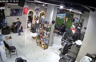 Sultangazi’de kuaförde ilginç anlar kamerada:...