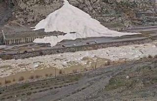 Sümbül Dağı’nda çığ devam ediyor