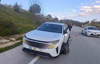 Sürücü karşı şeritten gelen otomobile çarptı:...