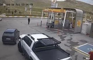 Sürücüsünün el frenini çekmeyi unuttuğu otomobil...