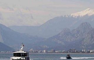 Suyun altını üstüne getiriyor, can kurtarmak için...