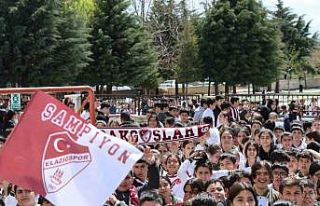 Takım kaptanına sarılmak için gözyaşı döken...