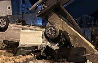Takla atan otomobil sitenin girişini yıktı: 1 yaralı