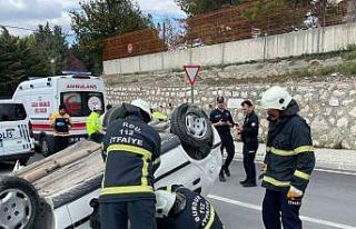 Takla atan otomobildeki 2 kişi yaralandı