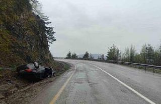 Takla atan otomobilden yara almadan kurtuldu