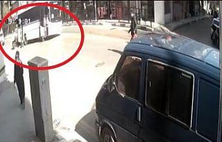 Tamir etmek için altına girdiği minibüsün altında...