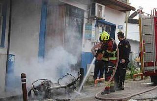 Tamir sırasında yanan elektrikli motosiklet küle...