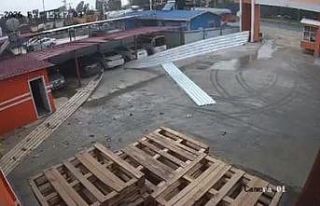 Tarsus’ta etkili olan rüzgar bir iş yerinin çatısını...