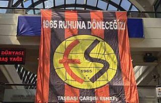 Taşbaşı esnafından Eskişehirspor’a bayraklarla...