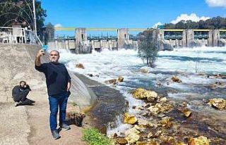 Taşkın önlemi manzaraya dönüştü, herkes fotoğraf...