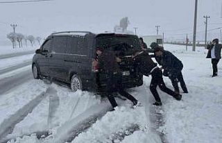 Tatvan’da nisan ayında şehir beyaza büründü