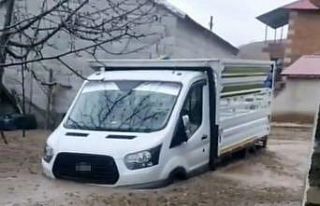 Tatvan’da sel felaketi: Araçlar ve hayvanlar mahsur...