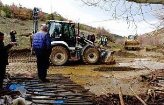 Tavşanlı’da gölet taştı, bir ev ve ahır sular...