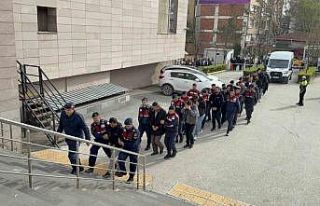 Tefecilik iddiasıyla yakalanan 15 şüpheli adliyeye...