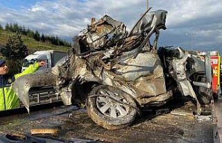 TEM’de otomobil devrilen tır dorsesinin altında...