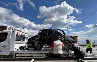 TEM’de otomobil yön levhasına saplandı: 1 kişi...