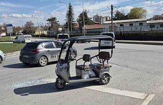 Ters yöne girmeye çalışan üç tekerlekli elektrikli...