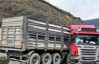 Tır makasladı: Sürücü yaralandı