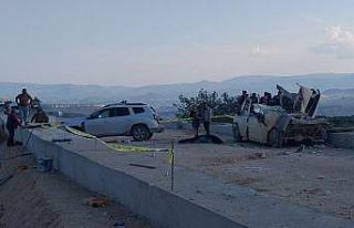 Tır rampaya çarptı, fırlayan mermerler minibüsü...