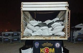 Tırdan 4 ton kaçak tütün ele geçirildi