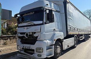 Tırın çarptığı hafif ticari araçta 3 kişi...