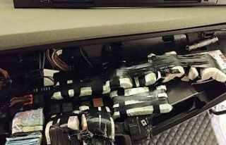 Tırın gösterge paneline gizlenen 101 bin 900 euro...