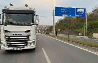 Tırın kör noktasına giren otomobil refüje çıktı