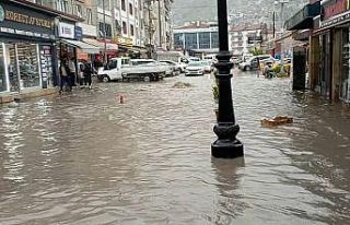 Tokat’ta sağanak yağış yolları göle çevirdi