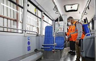 Toplu ulaşım araçları temizlenerek sefere hazırlanıyor