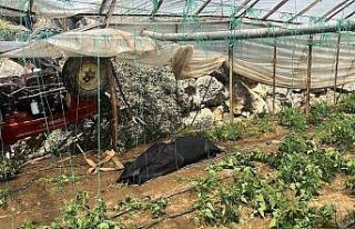 Traktör yol kenarındaki seraya devrildi: 1 ölü