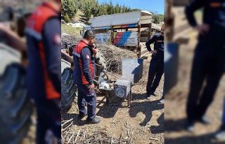 Traktörün şaftına ayağı sıkışan kadın yaralandı