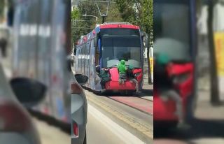 Tramvayın arkasına tutunan çocuklar yürekleri...