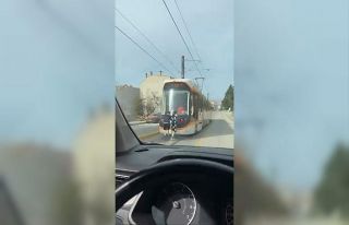 Tramvayın arkasına tutunan patenli çocukların...
