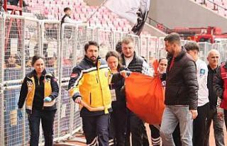 Tribünde epilepsi nöbeti geçiren taraftara sağlık...