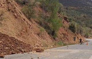 Tunceli’de yamaçtan kopan taş ve toprak kütlesi...