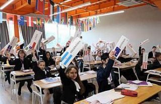Türk ve Rus öğrenciler aynı masada