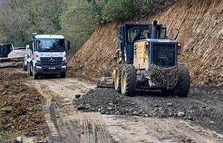 Türkeli’de heyelan sonrası köy yolu güvenli...