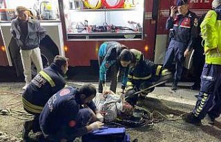 Uçurumdan deniz kıyısına yuvarlanan otomobilde...