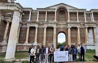 Uluslararası öğrenciler Sardes’te tarihle buluştu