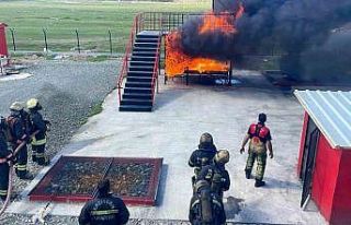 Üniversite öğrencilerine uygulamalı itfaiyecilik...