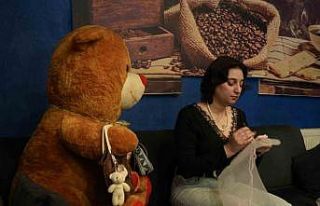 Üniversite öğrencisi genç kızın el emeği çantaları...