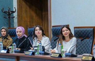 Üniversite yönetimi öğrenci temsilcileriyle bir...