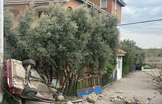 Uşak’ta otomobil evin bahçe duvarına çarptı:...