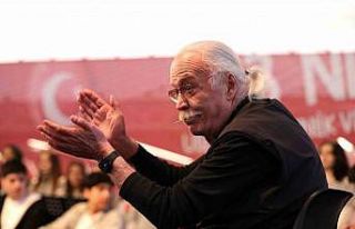 Usta sanatçı Cahit Berkay gençlerle aynı sahneyi...