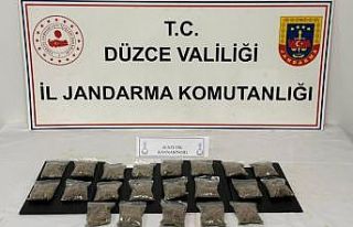Uyuşturucu maddeleri paketlerken yakalandı