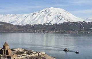 Van Gölü’nde sular çekildi, Akdamar’daki iskele...