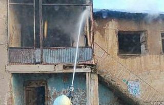 Van’da metruk binada yangın