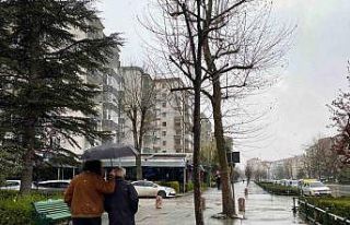 Vatandaşlar karla karışı yağmura hazırlıksız...